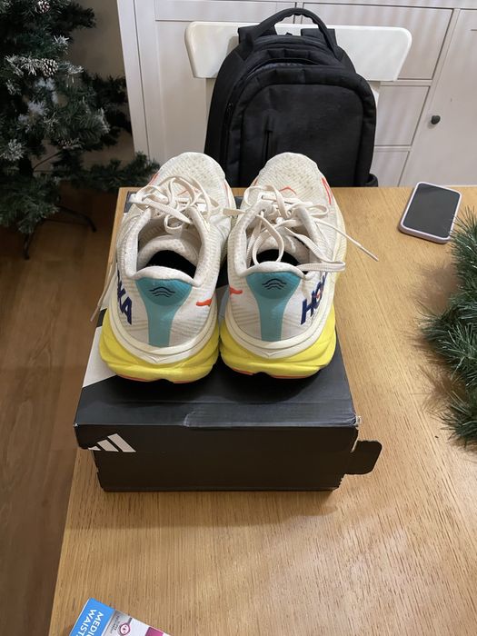 Hoka Clifton 9 semi-novas