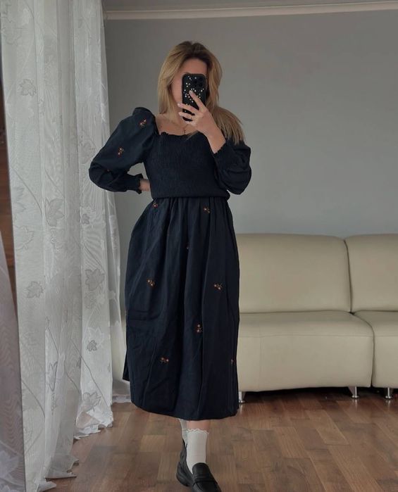 Нова сукня з вишивками квітів