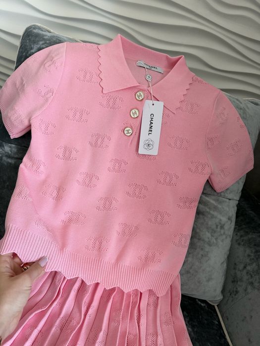 Розовый костюм Chanel юбка и поло