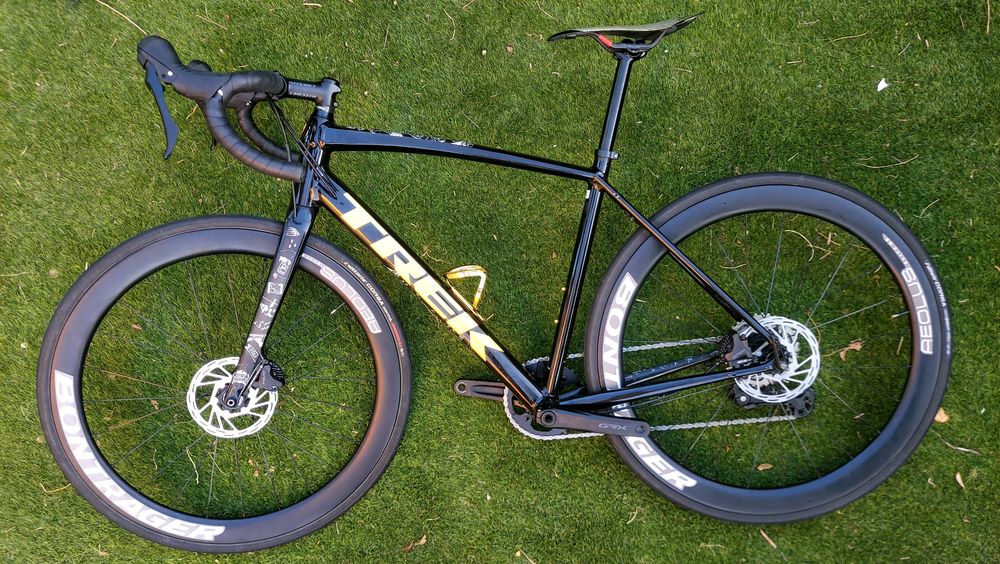 Trek Domane AL (Tam. T54) – Estrada e Gravel (Versátil)
​Pr