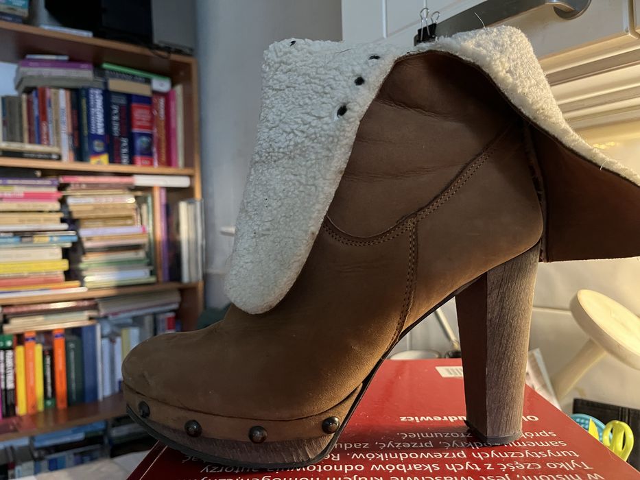 Brązowe zamszowe botki