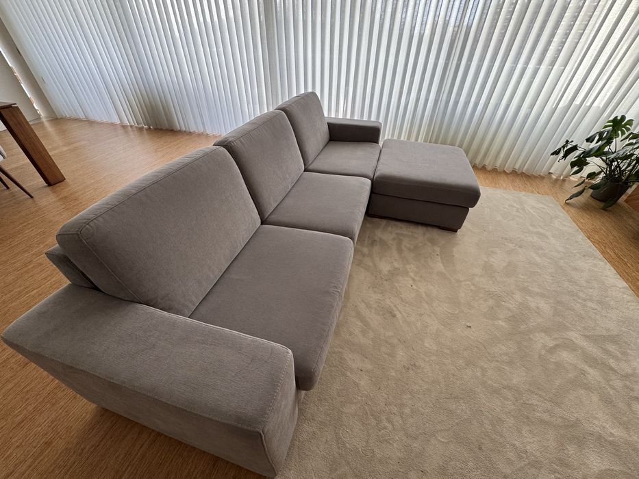 Sofá de 3 lugares mais pufe