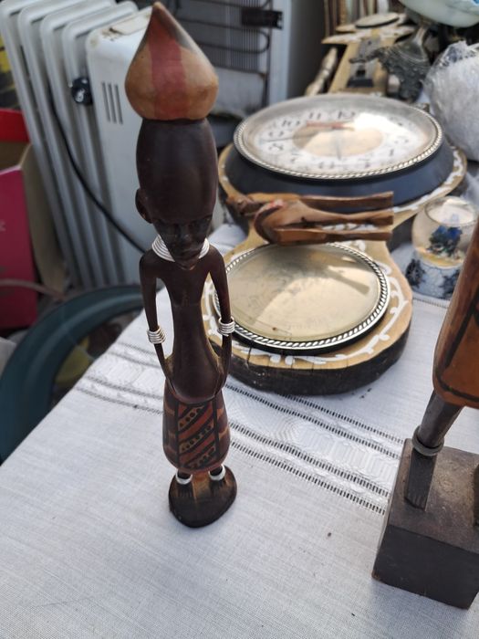 Estatueta em madeira