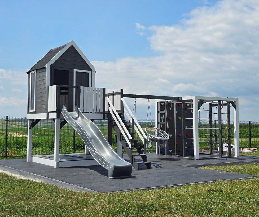 Plac zabaw "mała stodoła" z dużym podestem i małpim gajem, domek