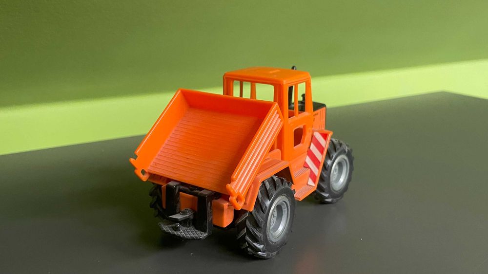 Welly traktor plus przyczepa 1 32