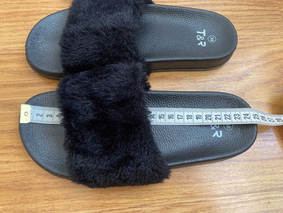 Klapki czarne z futerkiem 38
