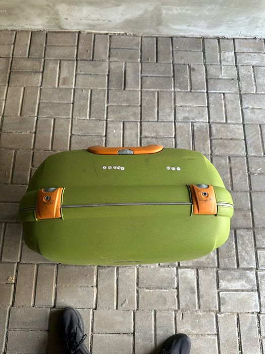 Duża walizka zielona