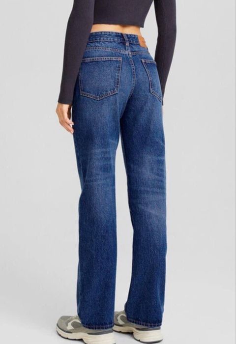 Bershka темно синие прямые джинсы