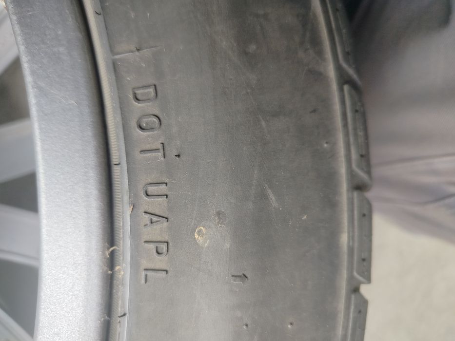 Felgi aluminiowe z oponami zimowymi.