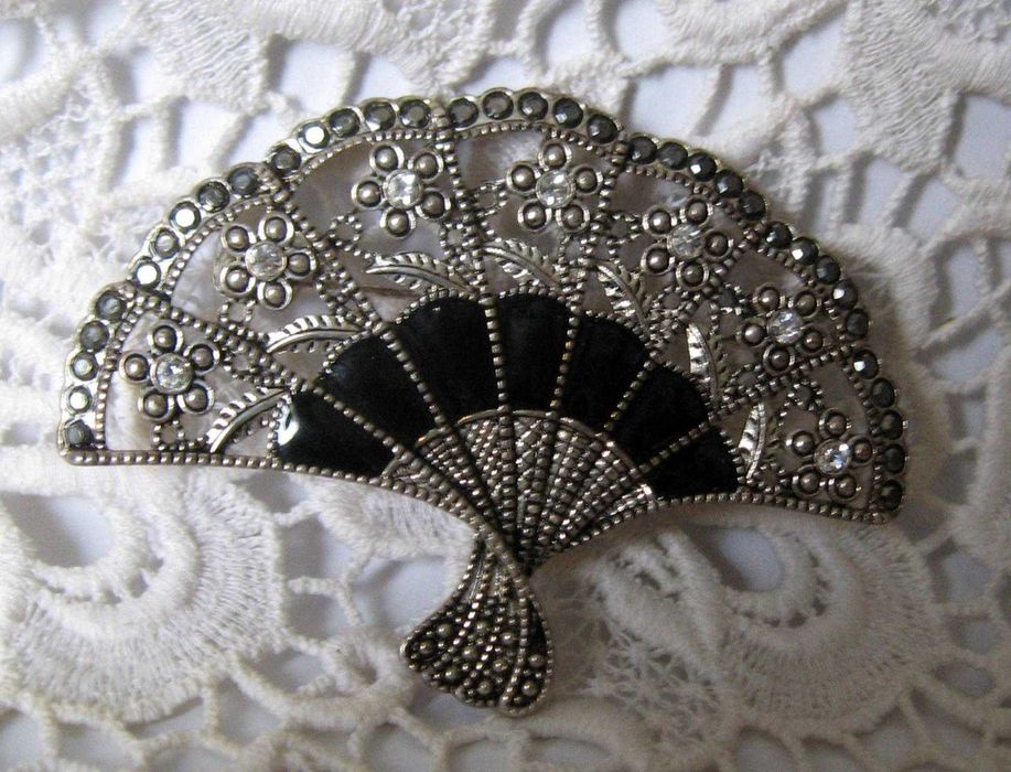 Броши разные: винтаж и современные.