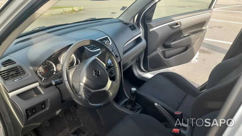 carro suzuki swift cinzento 2011 5 portas