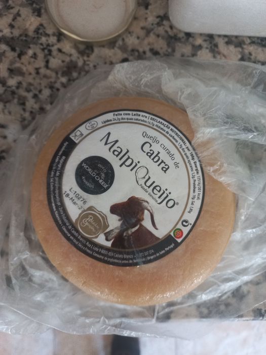 Vendem se queijos e outros produtos regionais sob encomenda