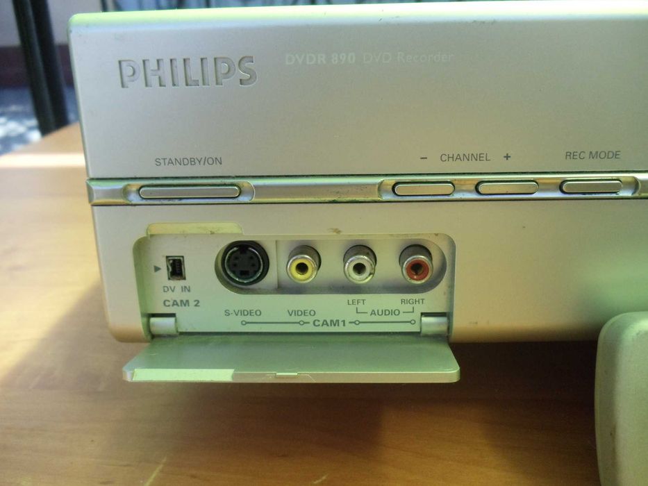 Продам DVD проигрыватель (пишущий)  Philips. Model NO  DVDR 890/  021