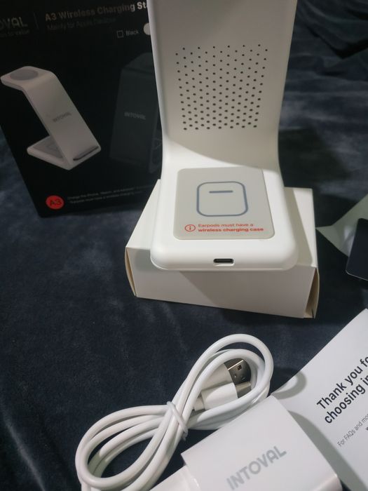 Бездротова зарядна станція  3 в 1.  Біла . 490 грн.