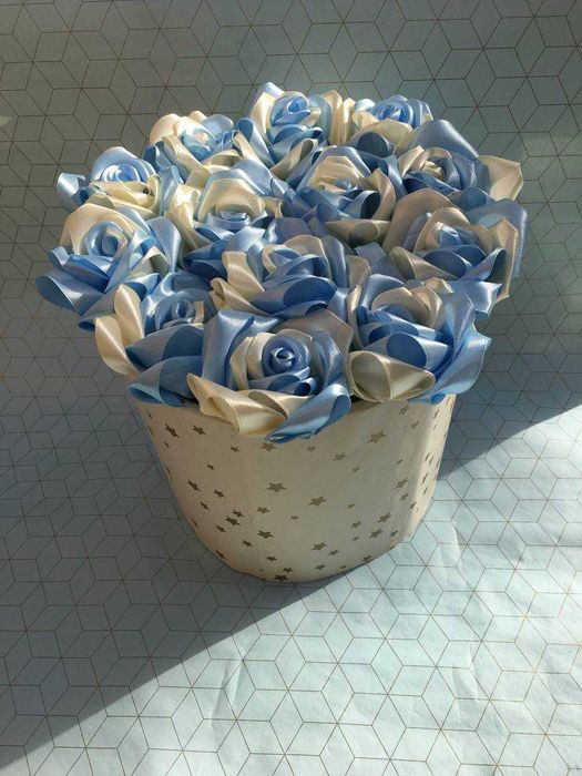 букет квітів з атласної стрічкі 13 штук блакитно-бежеві в коробці