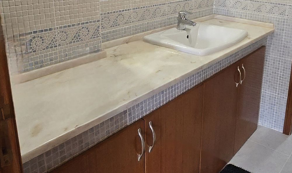 Bancada mármore com lavatório Roca