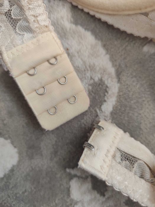 Beżowy koronkowy biustonosz 75B