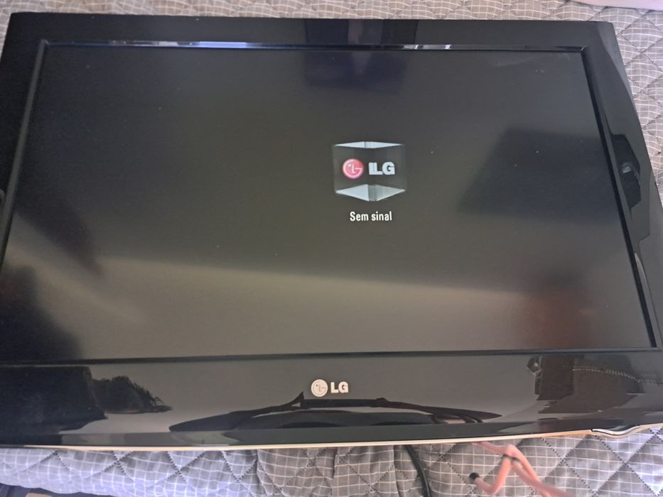 Televisão LG com comando e base