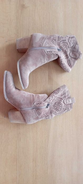 Botki damskie ażurowe na słupku – rozmiar 38, beżowe zamszowe