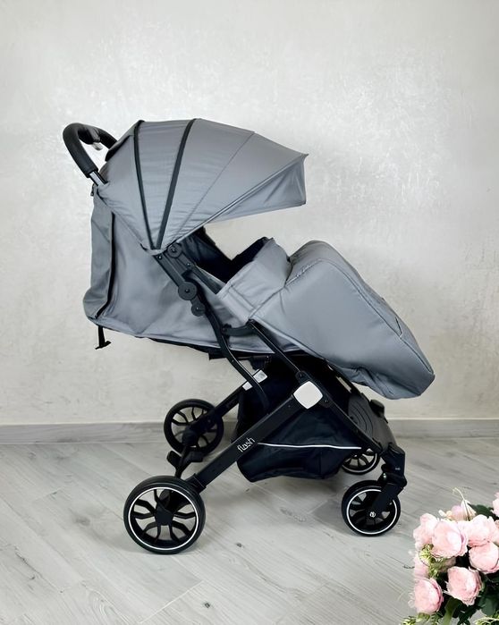 Легка прогулянкова коляска Bambi Flash світло сіра на всі сезони