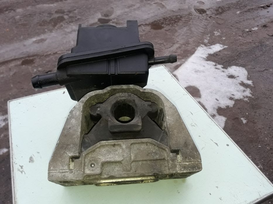 Продам  подушку трнсмиси с бачком гидро усилителя.