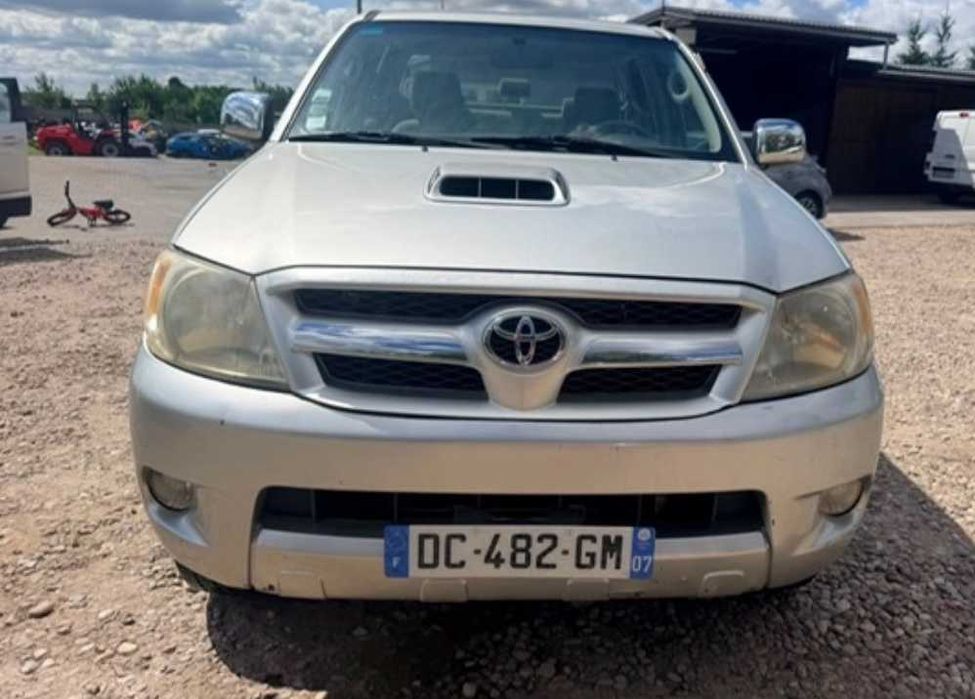 Разборка Toyota Hilux бампер комплектний