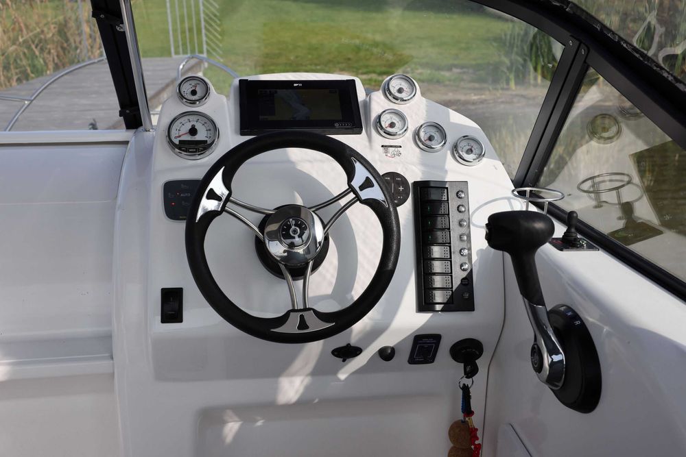 Jacht Motorowy Coral 750 HT w idealnym stanie