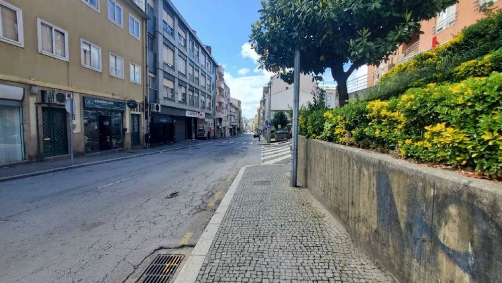 Loja 46 m2 c/ wc privativo - Areosa - Rua D. Afonso Henriques