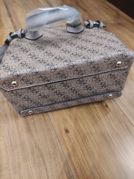 Torebka kuferek na pasek