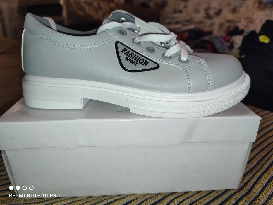 Нові жіночі кросівки