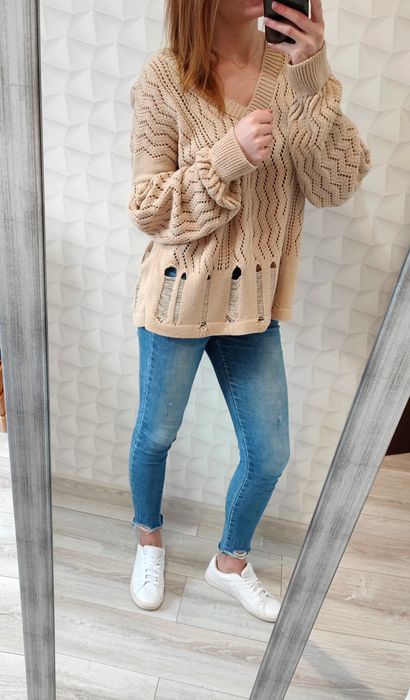 Beżowy sweterek z dekoltem w serek firmy Me Gusta