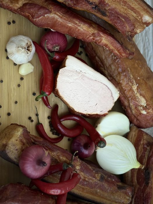 Копчене мʼяско, салко, реберця, вирізка, філейка, ошийок.