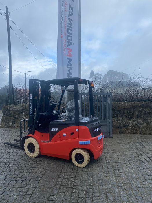 Empilhador eléctrico  Novo Noblelift 3.0T