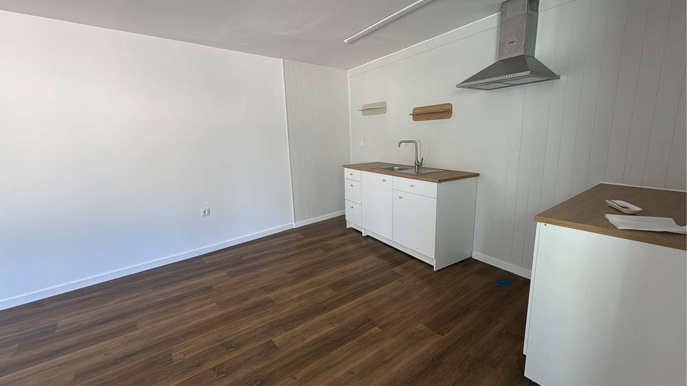 Arrendo T1/T2 totalmente remodelado Charneca Caparica