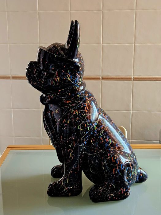 Escultura decorativa de Bulldog Francês em resina.