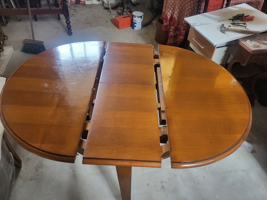 Mesa Redonda e 6 cadeiras em pele