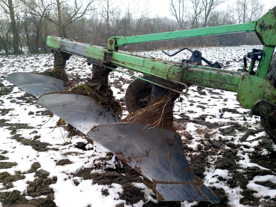 Продам трьох корпусний плуг