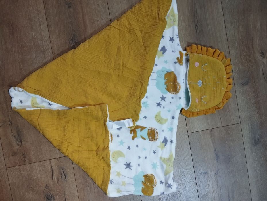 Kocyk niemowlęcy dwustronny z kapturem Lew 75x100