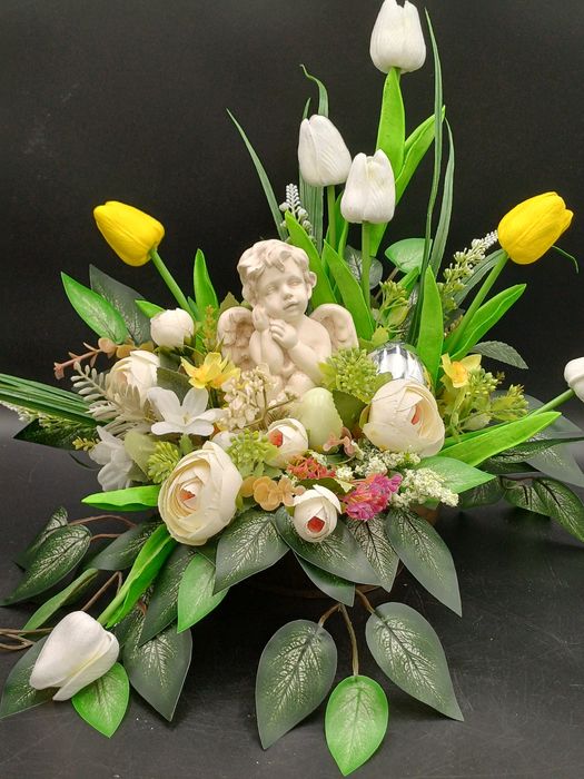 Wiosenno -wielkanocna kompozycja na grób dziecka