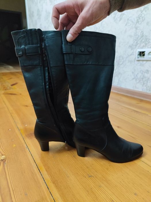 Шкіряні чоботи чорного кольору