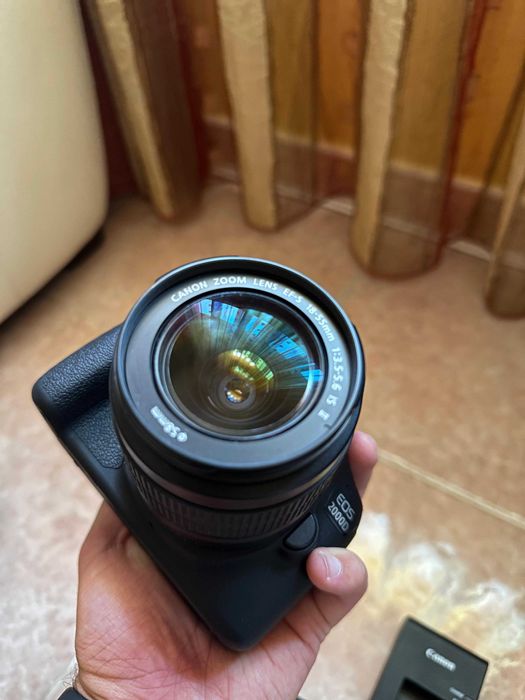 Canon EOS 2000D DSLR + Lente 18-55mm + Bateria Extra + Mala Transporte
