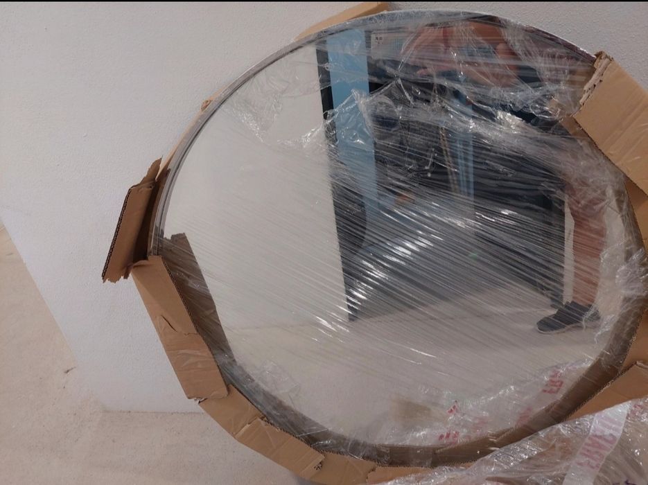 Espelho redondo com moldura prateada