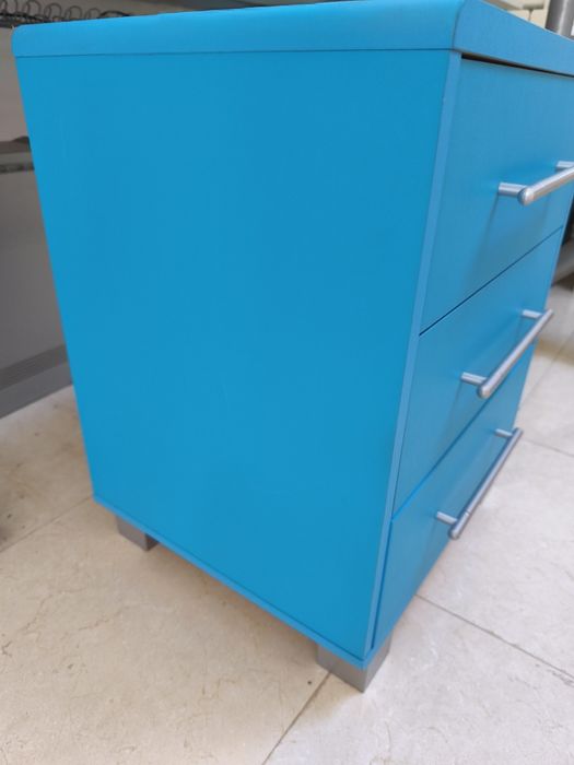 Mesa de cabeceira azul turquesa