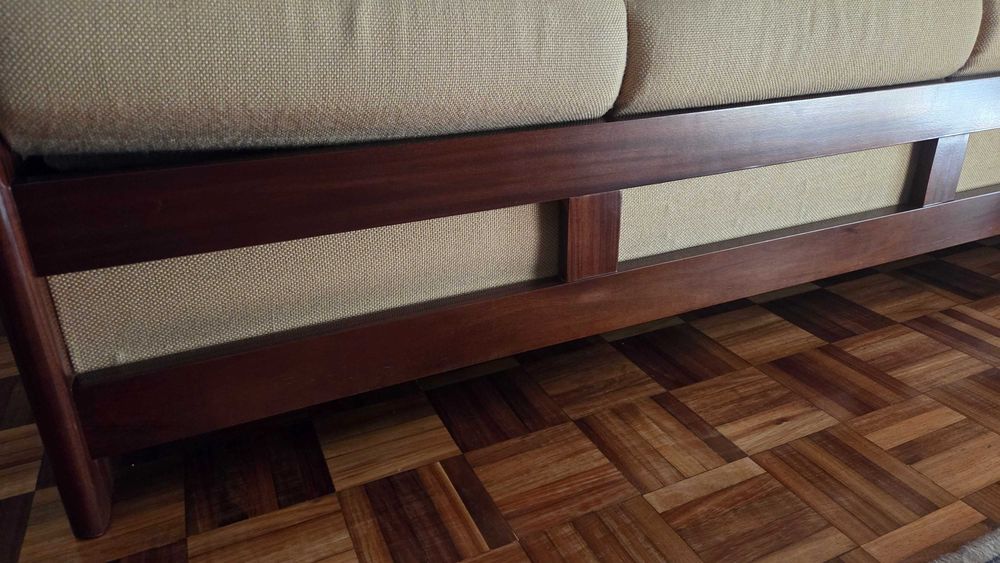 Sofá cama de estrutura madeira