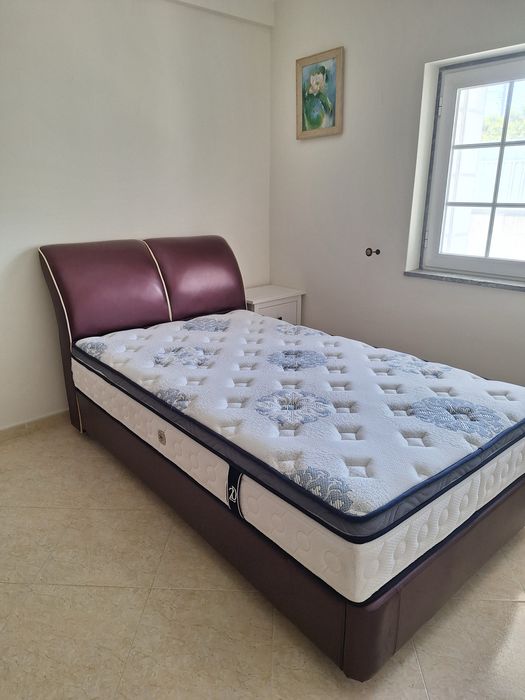 Cama de Solteiro Estofada em Pele com Colchão Confortável (Excelente Estado)