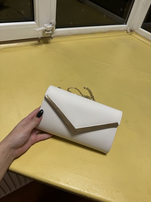 Біла сумка з позолоченою вставкою