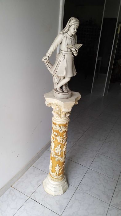 torre e estátua em ótimo estado