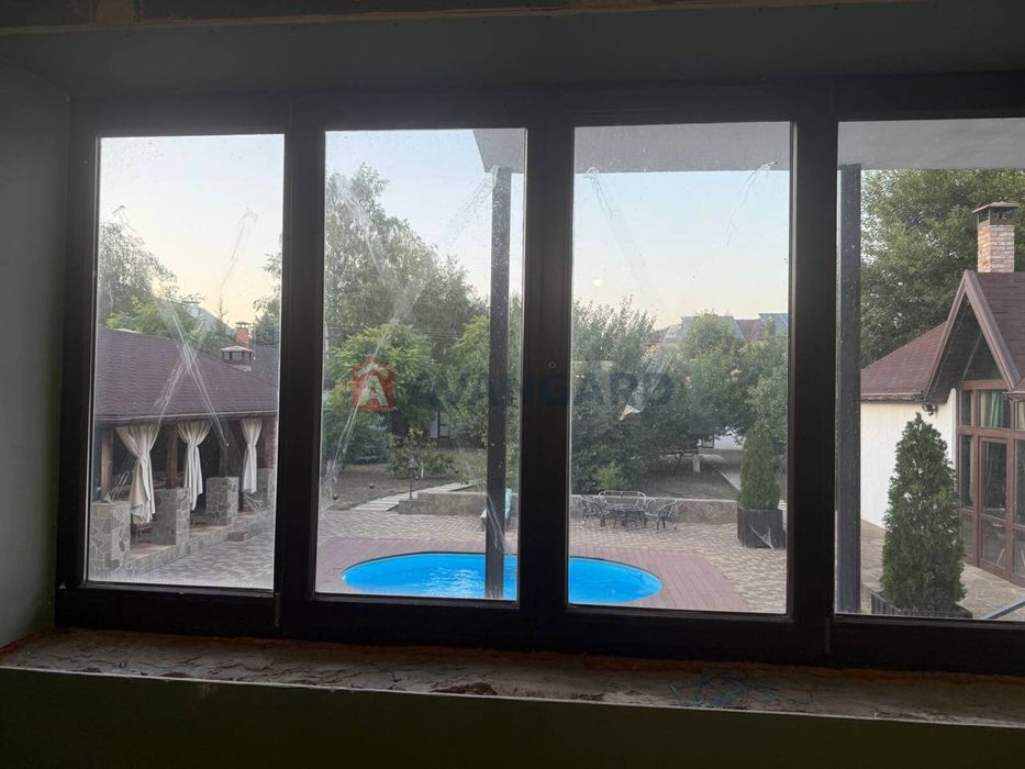 Продам дом 200 м2 с бассейном и баней в начале Обуховки.