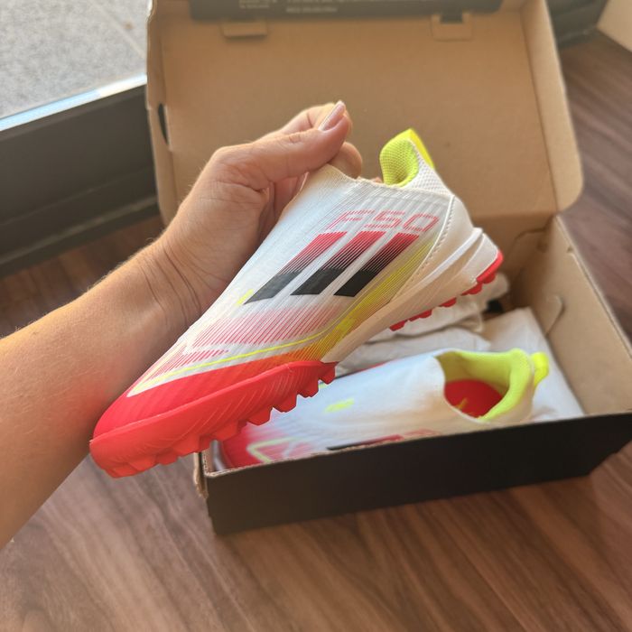 Vendo chuteiras de futebol adidas F50 League.