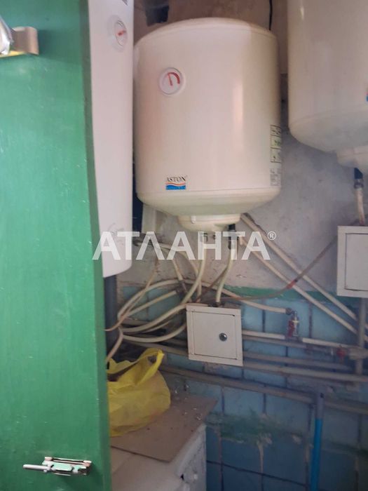 Комната в коммунальной квартире на среднем этаже  в Лузановке